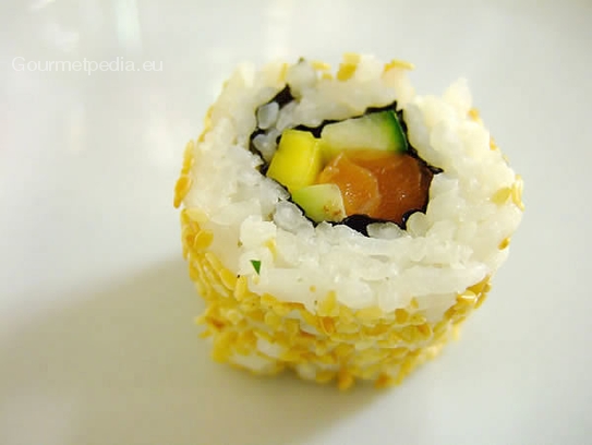 Ura-Maki mit Mango, Avocado, Gurke und Lachs