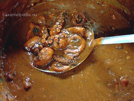 Der Octopus soll weich gekocht werden, die Sauce noch mit Salz und Pfeffer nachwürzen