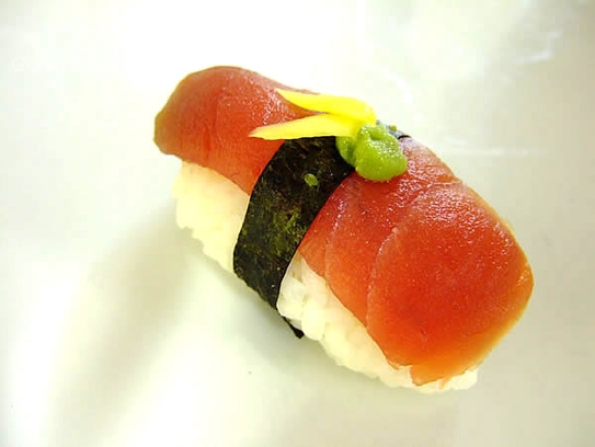 Nigiri-Sushi mit Thunfischfilet