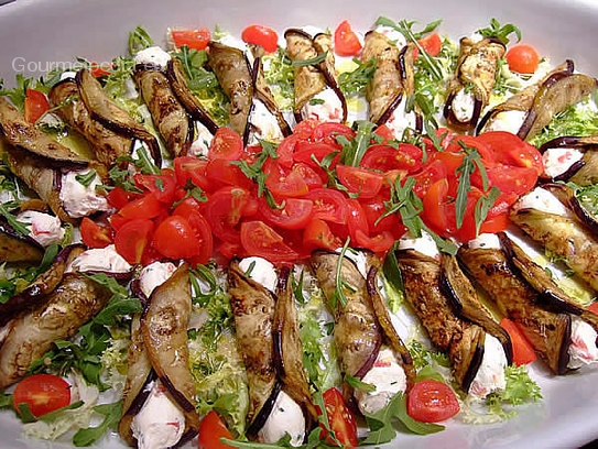 Aubergines grillés, farcies au fromage de chèvre avec tomates cerises