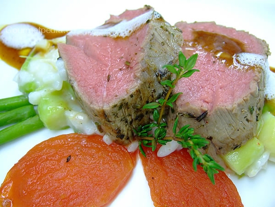 Filete de ternera asado rosa sobre arroz cremoso con espárragos y tomates al horno