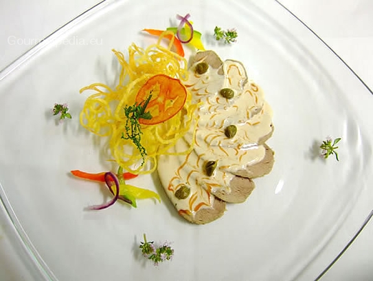 Vitello tonnato con patate paglia