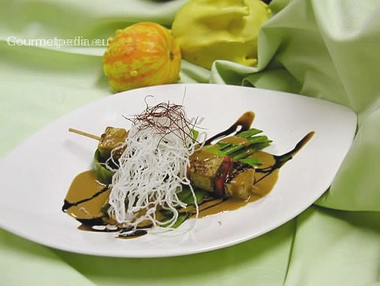 Brochette of tofu with fried chinese noodles on soy cream sauce