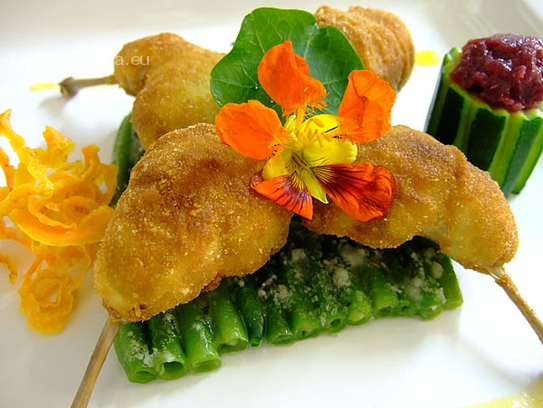 Coscie di quaglie ripieni e fritti su fagiolini verdi e cavolo rosso brasato in zucchini