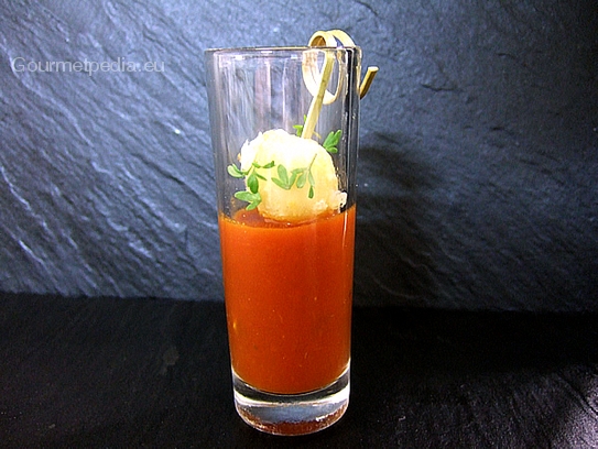 Drink di pomodori con mozzarellina fritta