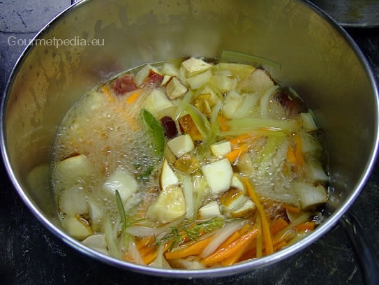 Die Steinpilze für einige Minuten im Gemüsesud kochen lassen