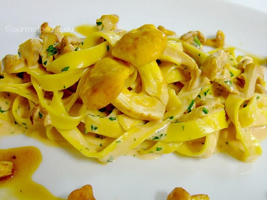 Tagliatelles fait maison aux chanterelles fraîches à la crème