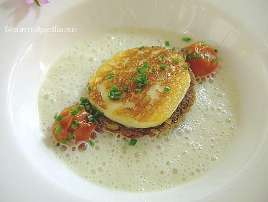 Potage crème de volaille avec fromage grillé sur pain de graines de tournesol