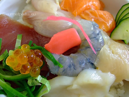 Chirashi-Sushi serviert mit eingelegten Ingwer, Sojasauce und Wasabipaste