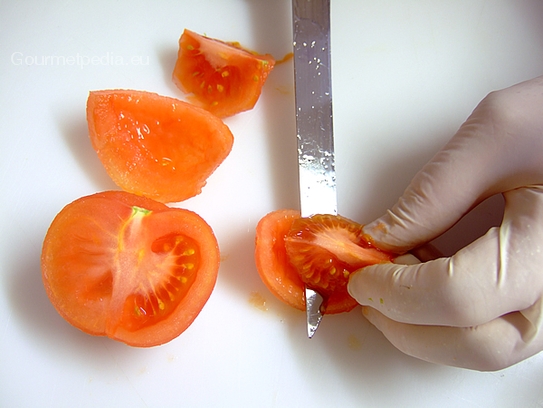 Die Tomaten vierteln und den Samenkern raus schneiden