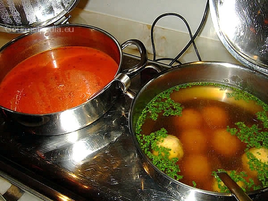 Sopa clara de pollo con albóndiga, crema picante de tomate con lavanda y costrones