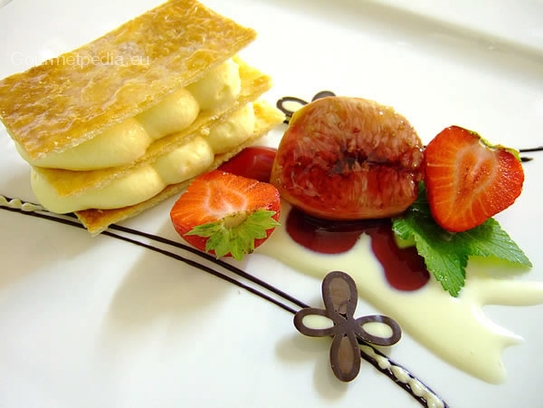 Caramelized millefeuille with white chocolate mousse and fig in red wine