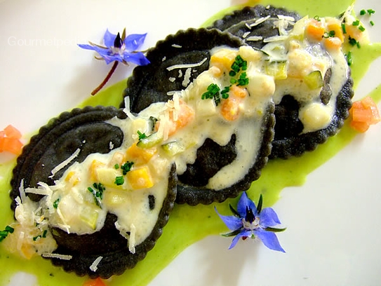 Ravioli neri alle verdure su salsa al prezzemolo