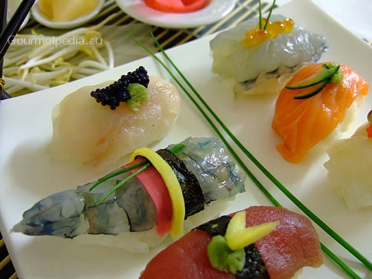 Nigiri-Sushi serviert mit eingelegten Ingwer, Sojasauce und Wasabipaste