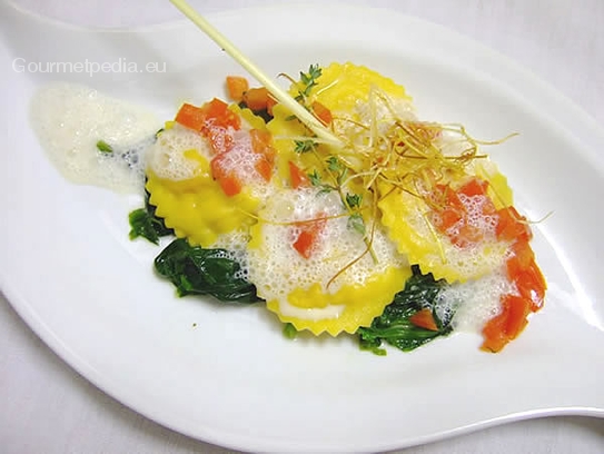 Ravioli di capesante su spinaci freschi e salsa alla citronella