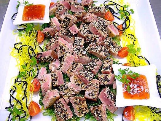 Filet de thon sauté en croûte de sésame sur le salade de zostera mariné et vermicelles chinois