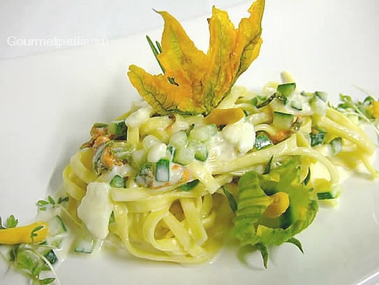 Tagliatelle ai zucchini e fiori di zucchini con formaggio Taleggio