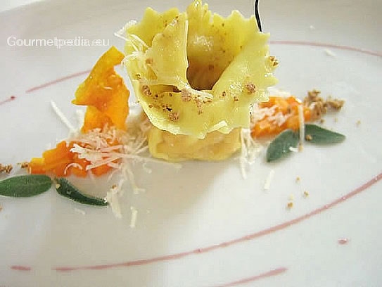 Raviolo con ripieno aromatico alla zucca, burro nocciola, salvia e amaretti