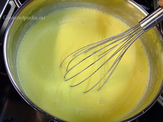 Die Vanillekreme bei ständigen Rühren aufkochen lassen