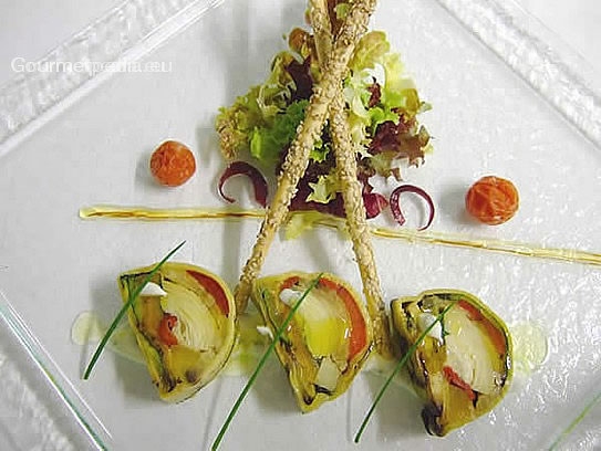 Terrina de verduras à la parrilla y alcachofas con grissini de sésamo sobre ensalada marinada