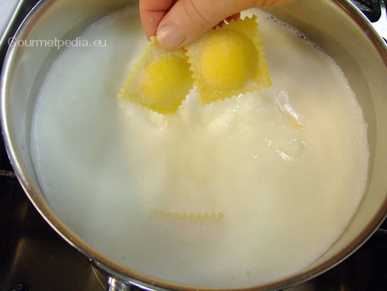 Die Milch mit den restlichen Zutaten zum Kochen bringen und die Teigtaschen darin langsam kochen