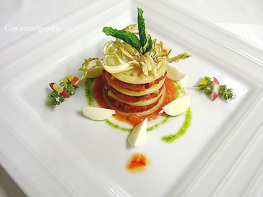 Timbal de pasta y de tomate secos sobre mozzarelline con salsa de pesto