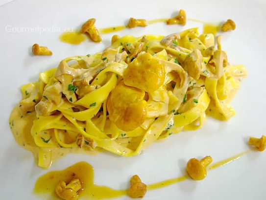 Tagliatelle fatte in casa con fìnferli freschi alla crema