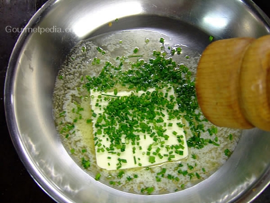 In einer Pfanne den Butter schmelzen, den Schnittlauch zugeben und mit Pfeffer aus der Mühle würzen