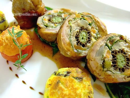 Codorniz rellena de colmenillas con acelga salteada y pastelitos de arroz salvaje