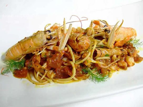 Serviervorschlag von Spaghetti mit Riesengarnelentomatensauce