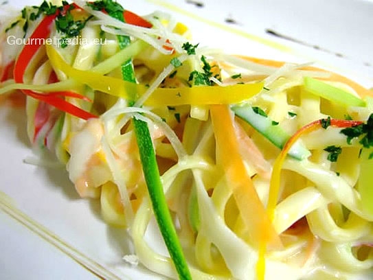 Taglierini con salsa leggera al formaggio e verdura julienne