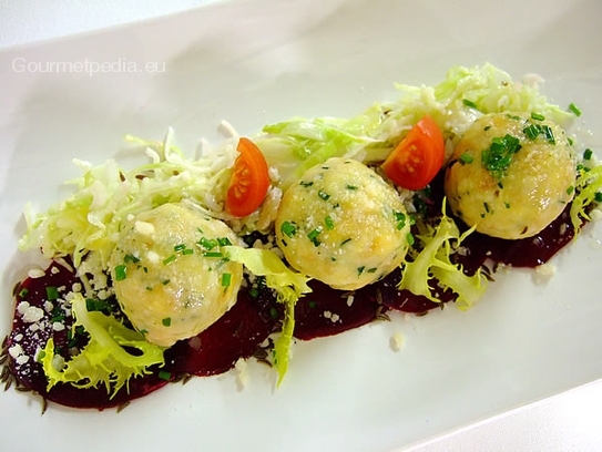 Boulettes de fromage au beurre fondu et parmesan sur carpaccio de betteraves