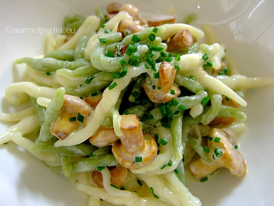 Strigoli (pasta) con rebozuelos en salsa de crema con cebollino