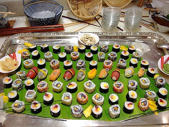 Verschiedene Sushi von Fisch und Früchten