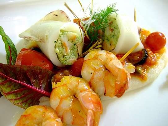 Calmar farci sur une ragoût de tomates à la méditerranéenne, polenta blanc avec brochette aux gambas