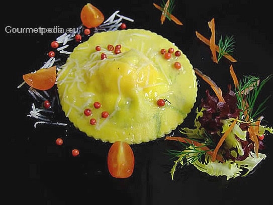 Raviolo farci aux saumon, fromage frais et épinards au beurre fondu et poivre rose