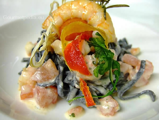 Tagliolinis negros con langostinos y tomates en salsa de citronela