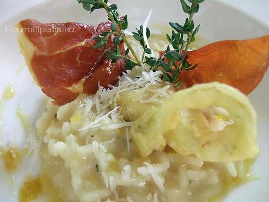 Risotto al limone e timo con carciofo in tempura e chips al prosciutto crudo