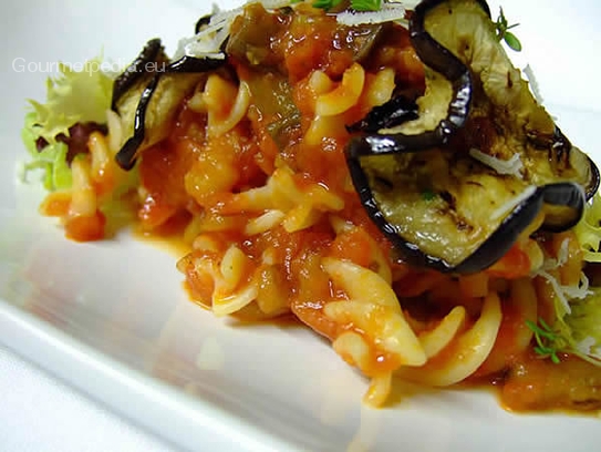 Fusilli (pasta) con salsa de tomate y berenjenas