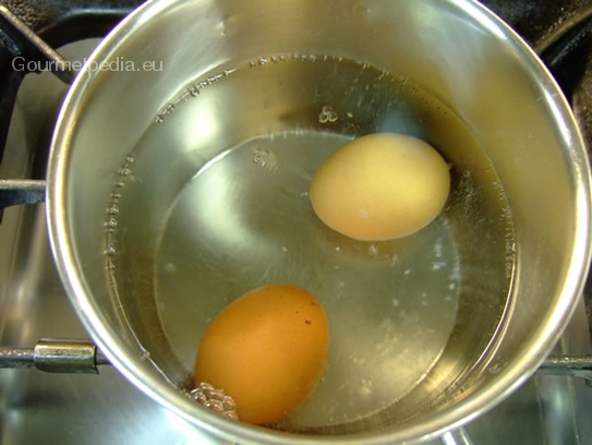 Die Eier an der runden Seite einstechen und in kochenden Wasser einlegen und für 6 Minuten kochen lassen