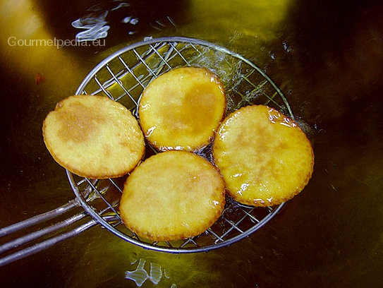 Die Kartoffelblattln umdrehen und goldgelb frittieren