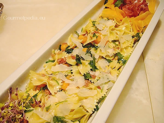 Farfalle con prosciutto crudo, melone, rucola, limone ed olio d’oliva