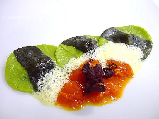 Raviolis vertes farcis au mozzarella de bufflonne avec tomates cerises au basilic sautés