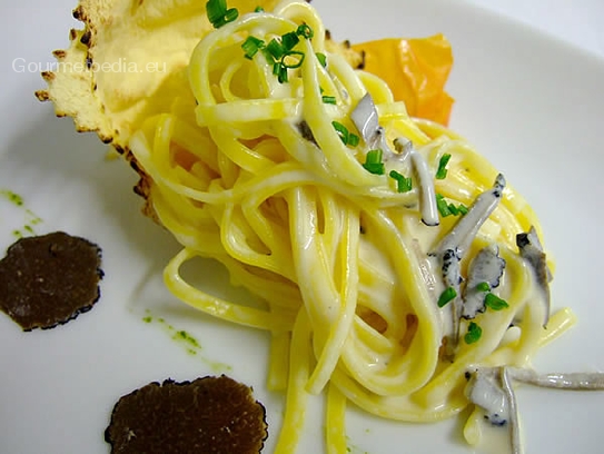 Tagliatelles aux truffes noires à la sauce légere au Chardonnay