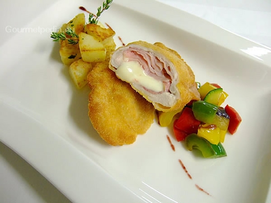 Escalope de ternera Cordon bleu con patatas salteadas y verduras