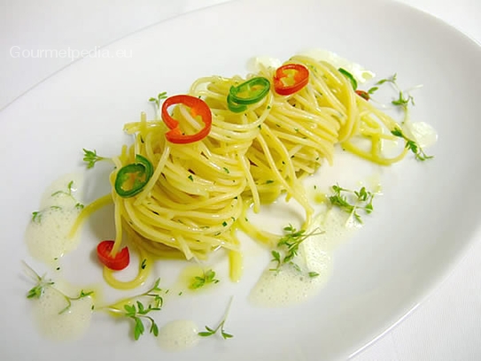 Espagueti (pasta) con salsa de ajo, aceite de oliva y guindilla