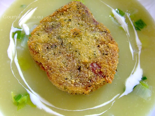 Potage crème aux poireaux et pommes de terre avec langue de veau frit