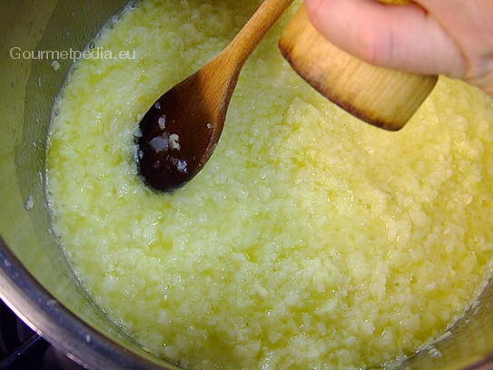 Die Zwiebel glasig dünsten und mit Pfeffer aus der Mühle würzen