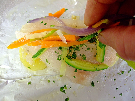 Die blanchierten Gemüsestreifen auf die Fischfilets verteilen