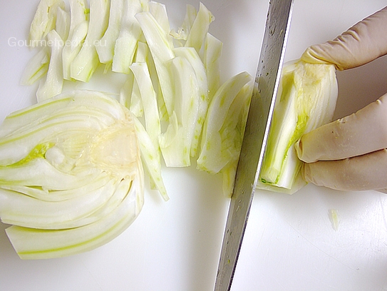 Die Fenchel waschen, putzen und in Streifen schneiden